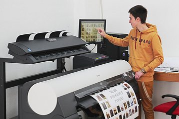 GRAPHIC DESIGNER